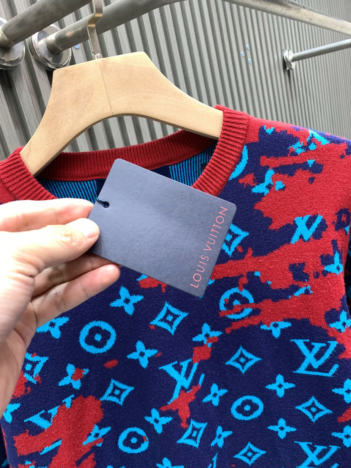 🅿️400 🀄️ Louis Vuitton Louis Vuitton 26ss🐍 new year's autumn and winter new camouflage gradient knitted sweater. It took 15 days to repair it stitch by stitch. It was repeatedly knitted and compared with the modified garments. Each code will change according to the letter positioning. The material is a fusion of two wools and a circle yarn. The wool yarn is a 60-count fine imitation yarn. The floral yarn is very difficult to dye. The minimum order quantity is 1 ton and the cycle is very long. I started coloring after buying the original version and adjusted the color 4 times. Different materials have different interweaving shrinkage rates to ensure that the size and positioning of the pattern remain unchanged. Various adjustments are needed. The surface has a three-dimensional effect. The blue part is very fluffy. The presbyopic part is flat. The yarn material is red, blue and light blue all-wool. The red part is special yarn 50 wool. Positioning of letters in the center of the body. Positioning of letters on the cuffs. Positioning of a row of letters above the hem. Positioning of collar letters. Weaving imported Stoll 12-needle machine. One piece of clothing takes 150 minutes. In the later stage, the hand-sewn plate needs to be positioned and aligned, and the strip output is very low. The washing water is washed with special additives to create a three-dimensional and high-end feeling. It is made according to the feel of the original version. Steam setting is made according to the original pattern and the template is set at high temperature. It will not shrink. Manual marking is fixed. Only one stitch is sewed. Quality inspection is done twice. Air is sucked to remove stray hairs.
